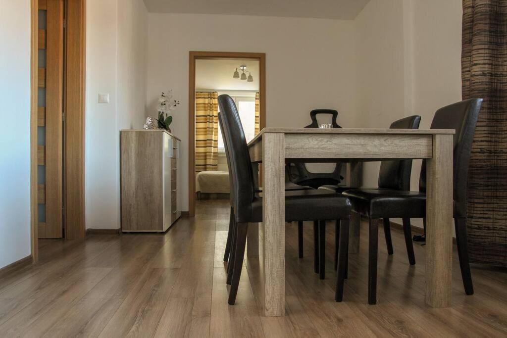 Roosevelt Apartment
